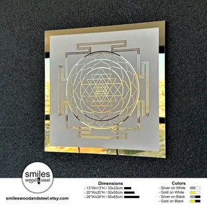 Puede incluir: Un espejo con marco dorado, fondo blanco y un dise&ntilde;o geom&eacute;trico en dorado. El dise&ntilde;o es un Sri Yantra, un s&iacute;mbolo sagrado en el hinduismo. El espejo est&aacute; disponible en tres tama&ntilde;os: 33 cm x 33 cm, 50 cm x 50 cm y 65 cm x 65 cm. El espejo se puede personalizar con detalles plateados o dorados sobre un fondo blanco o negro.