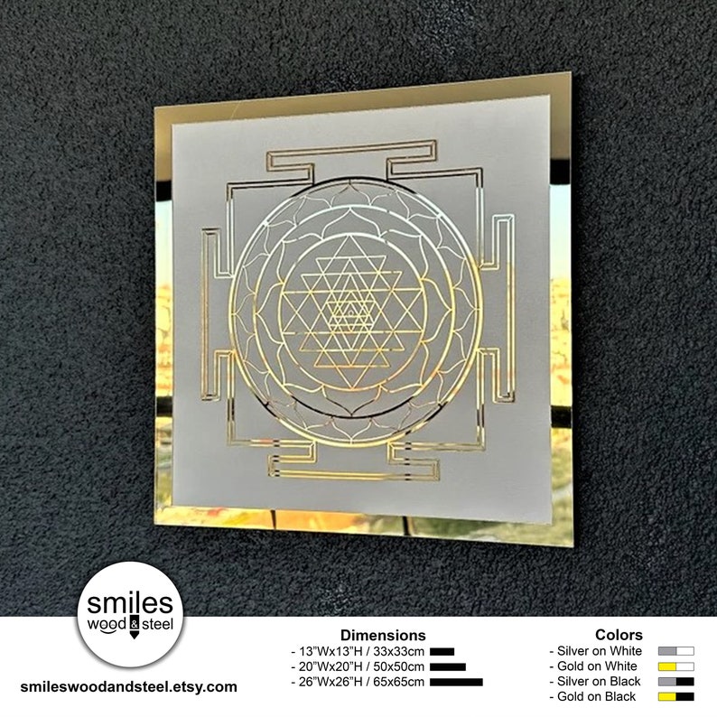 Puede incluir: Un espejo con marco dorado, fondo blanco y un dise&ntilde;o geom&eacute;trico en dorado. El dise&ntilde;o es un Sri Yantra, un s&iacute;mbolo sagrado en el hinduismo. El espejo est&aacute; disponible en tres tama&ntilde;os: 33 cm x 33 cm, 50 cm x 50 cm y 65 cm x 65 cm. El espejo se puede personalizar con detalles plateados o dorados sobre un fondo blanco o negro.