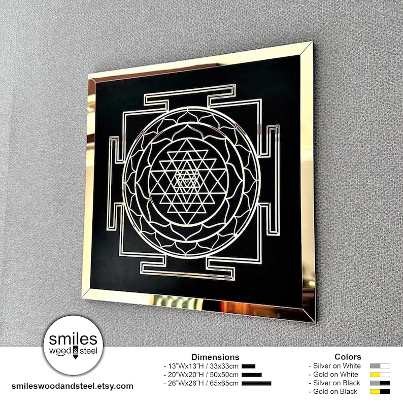Puede incluir: Un cuadrado negro con un marco dorado, que presenta un dise&ntilde;o blanco de Sri Yantra. La imagen incluye texto para las dimensiones y los colores, incluyendo 13"Wx13"H/33x33cm, 20"Wx20"H/50x50cm, 26"Wx26"H/ 65x65cm, Plata sobre Blanco, Oro sobre Blanco, Plata sobre Negro y Oro sobre Negro.