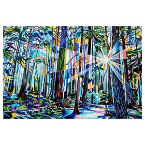 Puede incluir: Una pintura abstracta vibrante que representa una escena de bosque con un estallido de luz que brilla a través de los árboles. La pintura presenta una variedad de colores, incluyendo azul, verde, amarillo y rosa. Los árboles se representan de manera estilizada, con sus ramas y hojas formando un patrón complejo.
