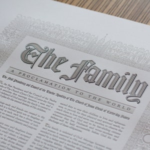 La Familia: Una Proclamación para el Mundo Cartel de Tipografía