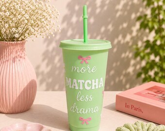 Cadeau voor matcha-liefhebbers: een matcha-glas met rietje, perfect voor ijskoude matcha, en een stijlvolle pastelkleurige drinkbeker.