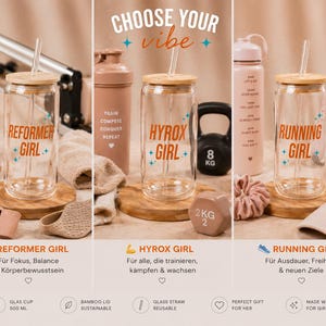 以下が含まれることがあります： 「REFORMER GIRL」、「HYROX GIRL」、および「RUNNING GIRL」とラベル付けされた、竹製の蓋とストローが付いた透明なガラスタンブラー。画像には、ピンク色のウォーターボトル、ウェイト、帽子が含まれています。タンブラーは500mlです。