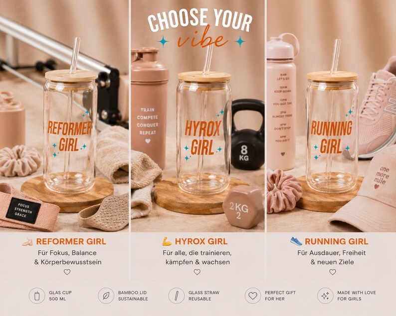 以下が含まれることがあります： 「REFORMER GIRL」、「HYROX GIRL」、および「RUNNING GIRL」とラベル付けされた、竹製の蓋とストローが付いた透明なガラスタンブラー。画像には、ピンク色のウォーターボトル、ウェイト、帽子が含まれています。タンブラーは500mlです。