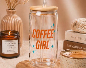 Coffee Girl Glas | Iced Coffee Cup mit Deckel und Glasstrohhalm | Aesthetic Coffee Lover Geschenk | Cute Coffee Bar Trinkglas