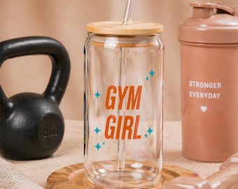 Gym Girl Glas | Aesthetic Fitness Cup mit Deckel und Strohhalm | Iced Coffee und Protein Glas | Geschenk für Gym Girls und Wellness Lover