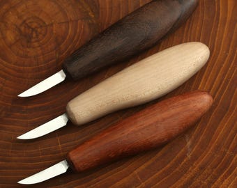 Cuchillo pequeño para trinchar forjado a mano con hoja curvada hacia arriba.