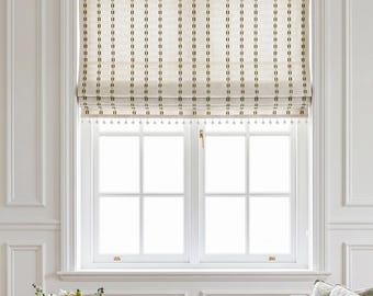 Estor romano de lino neutro, costura vertical verde, flecos de borlas, cortina minimalista para ventana