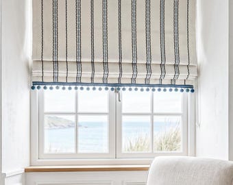 Romeinse zonwering kust, witblauw streepgordijn met pom pom-franje