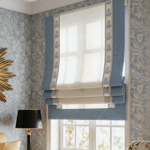 Cremefarbener römischer Farbton aus Leinenmischung mit blauer Blumenstickerei-Bordüre, eleganter Fenstervorhang für Bauernhäuser / klassische Bauernhäuser