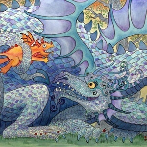 Puede incluir: Un dragón azul y morado con un ala grande y un dragón naranja más pequeño encaramado en su espalda. El dragón más grande tiene una sonrisa de dientes y un ojo grande y amarillo. El dragón más pequeño tiene un cuerpo naranja brillante y una cresta roja.