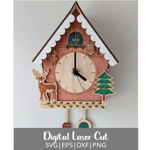 Puede incluir: Un reloj de cuco de madera con forma de casa con un techo marrón y molduras blancas. La esfera del reloj es blanca con agujas negras y números romanos. El reloj está decorado con varios animales del bosque, incluyendo un ciervo, un búho y un pino.