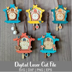 Könnte beinhalten: Eine Sammlung farbenfroher Kuckucksuhren aus Holz in verschiedenen Farben, darunter Blau, Gelb und Orange. Jede Uhr hat ein rundes Zifferblatt mit Zeigern, die die Uhrzeit anzeigen, und dekorativen Elementen wie Vögeln und Pilzen. Die Uhren hängen an braunen Kordeln.