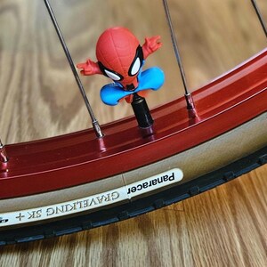 Spiderman sitting Schrader Valve Caps, Cycle Enthusiasts, Pair bild 5