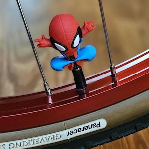 Spiderman sitting Schrader Valve Caps, Cycle Enthusiasts, Pair bild 1