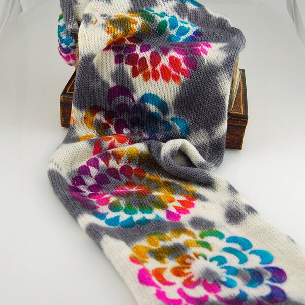 Funkeln Sie Sock Blank - Psychedelic Flower - gefleckte weiß und grau unter Farbstoff mit bunten Schablone Blumen an der Spitze