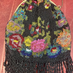 El exquisito bolso vintage de noche con cuentas de Zoe Adam.  Cuentas multicolor sobre fondo negro, con borlas y asa de cadena larga.