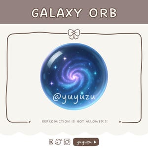 Può includere: Un'illustrazione digitale di un Galaxy Orb. L'orbita è una sfera trasparente con un design a spirale della galassia in tonalità di blu, viola e bianco. Il testo "GALAXY ORB" è in alto e "@yuyuzu" è scritto sull'orbita. Le parole "REPRODUCTION IS NOT ALLOWED!!!" sono in basso.