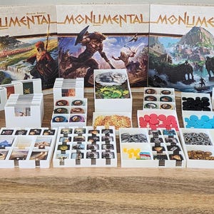 Monumental - Archivos STL para inserto - Inserto personalizado para juego de mesa. Contiene TODAS las versiones minoristas en la caja principal. Contiene cartas con funda. Juego no incluido.