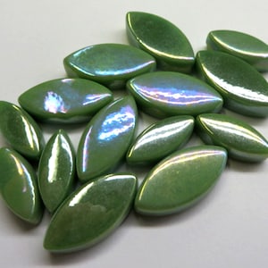 Ottoman (pâte de verre) vert irisé, pétales de verre dans un mélange de grandes et petites tailles ;  Disponible en quantités de 2 et 4 oz