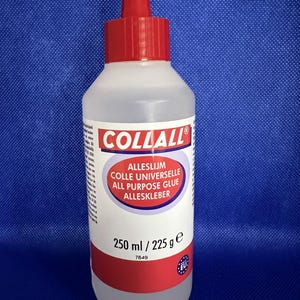 K&ouml;nnte beinhalten: Eine durchsichtige Kunststoffflasche mit Collall Alleskleber, ausgestattet mit einem roten Schraubverschluss und einer spitzen Dosierkappe. Das wei&szlig;e Etikett zeigt den Markennamen Collall, den Text Alleskleber und die F&uuml;llmenge 250 ml / 225 g.