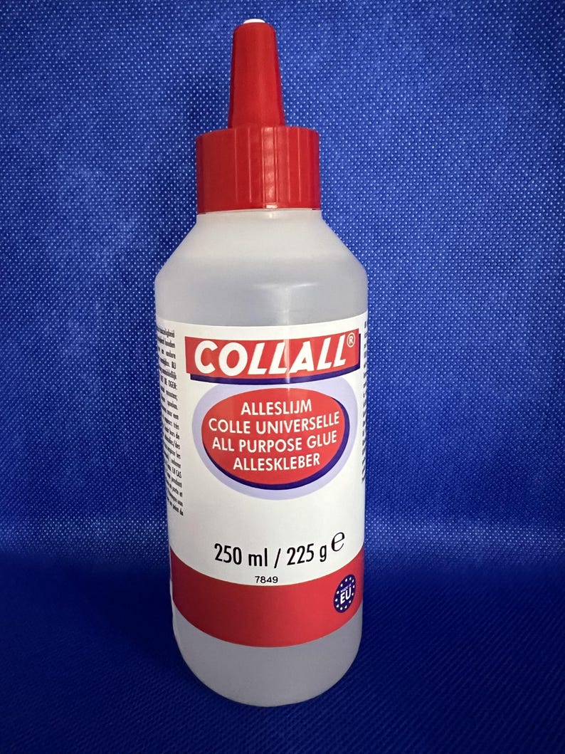 K&ouml;nnte beinhalten: Eine durchsichtige Kunststoffflasche mit Collall Alleskleber, ausgestattet mit einem roten Schraubverschluss und einer spitzen Dosierkappe. Das wei&szlig;e Etikett zeigt den Markennamen Collall, den Text Alleskleber und die F&uuml;llmenge 250 ml / 225 g.