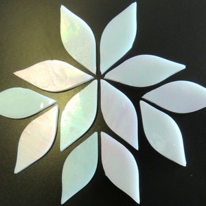Petits pétales découpés à la main, blanc irisé brillant pour mosaïques ou vitraux, disponibles par quantité de 24 ou 48 pétales