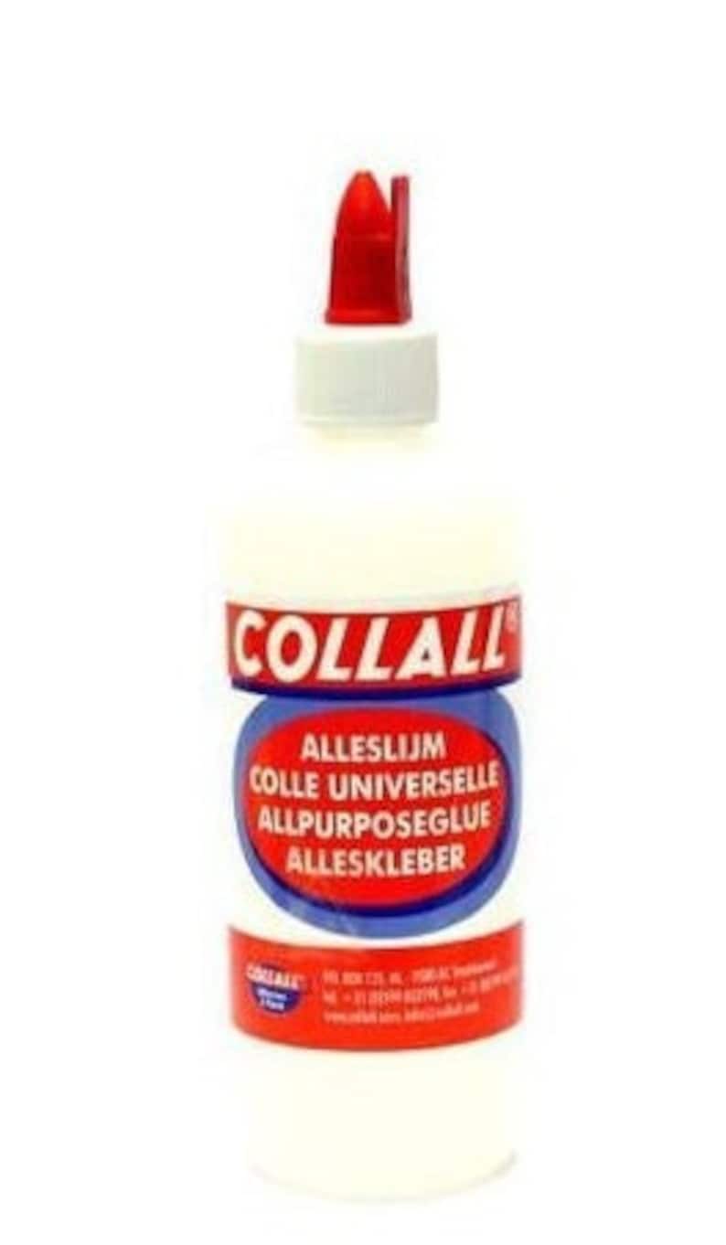 K&ouml;nnte beinhalten: Eine wei&szlig;e Kunststoffflasche mit Collall Alleskleber und einer roten, spitzen Verschlusskappe. Das Etikett zeigt den Markennamen Collall in wei&szlig;er Schrift auf rotem Grund sowie die Begriffe Alleslijm, Colle Universelle, Allpurposeglue.