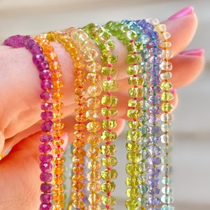 Gelaagde edelsteenkettingen geknoopt op regenboogkoord, maximalistische kleurrijke sieraden om te stapelen, unieke geboortesteencadeaus voor fashionista