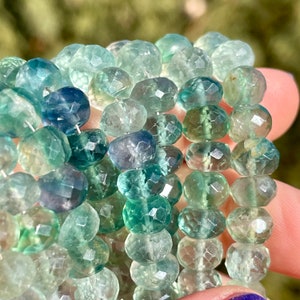 RAYURES ET CASSETTES Perles de fluorite arc-en-ciel, 7 mm - 8 mm rondelles facettées, multi-fluorite, pierres naturelles bleues et vertes et violettes, R-FL3