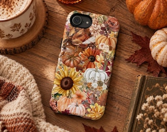 Könnte beinhalten: Eine rechteckige Smartphone-Hülle mit einem herbstlichen Muster aus orangefarbenen, weißen und gelben Kürbissen, großen gelben Sonnenblumen und getrockneten braunen Blättern. Das Design bedeckt die gesamte Rückseite inklusive der Kameraaussparung.