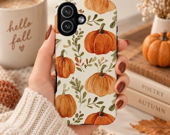 Puede incluir: Una funda para smartphone con un patrón de acuarela de calabazas naranjas y follaje verde sobre un fondo crema. El diseño incluye varias calabazas de diferentes tamaños y delicadas ramas con hojas dispersas por la superficie de la cubierta.
