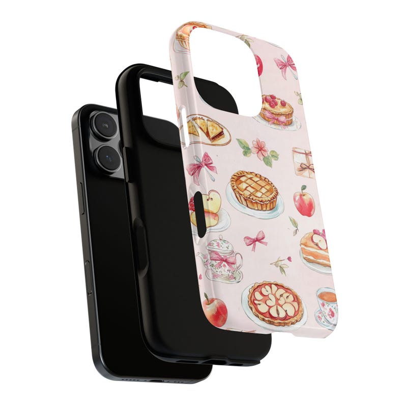 K&ouml;nnte beinhalten: Eine rosa Handyh&uuml;lle mit einem Aquarelldesign aus Torten, &Auml;pfeln und Teetassen. Die H&uuml;lle ist f&uuml;r ein iPhone.