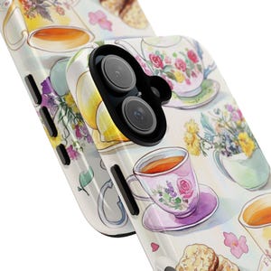 K&ouml;nnte beinhalten: Eine wei&szlig;e Handyh&uuml;lle mit einem Aquarelldesign aus Teetassen, Blumen und Keksen. Die H&uuml;lle hat einen Ausschnitt f&uuml;r das Kameraobjektiv.