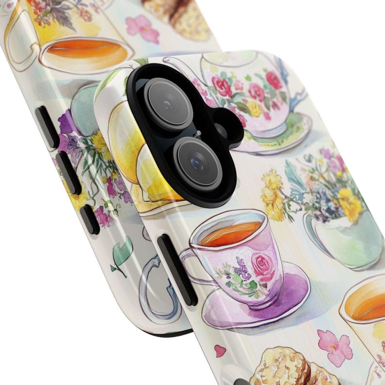 K&ouml;nnte beinhalten: Eine wei&szlig;e Handyh&uuml;lle mit einem Aquarelldesign aus Teetassen, Blumen und Keksen. Die H&uuml;lle hat einen Ausschnitt f&uuml;r das Kameraobjektiv.