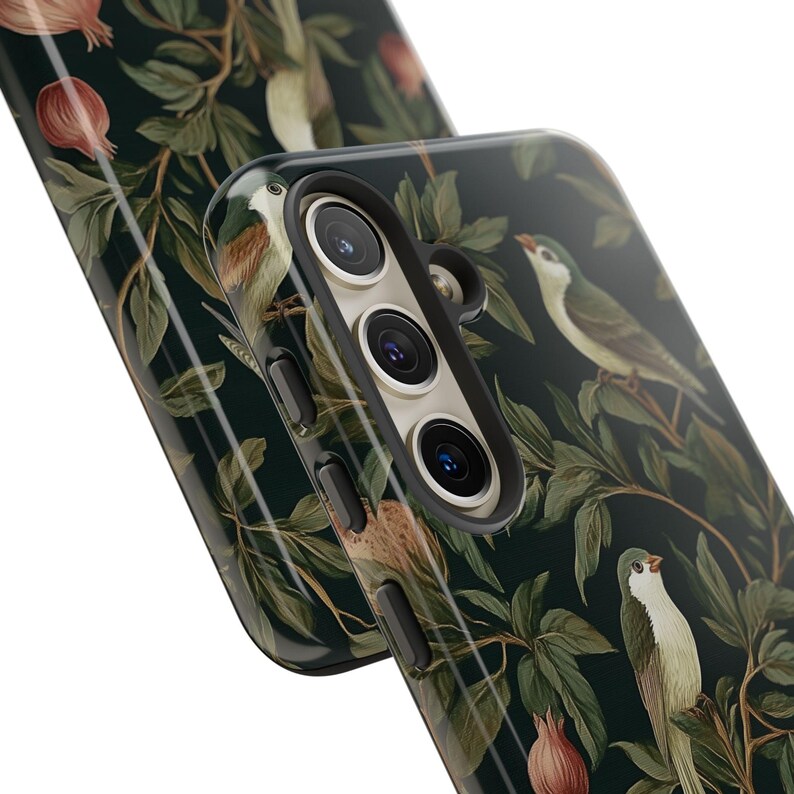 Nature-inspired bird design phone case