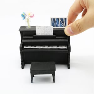 Skala 1:18 (wymagany montaż) Miniaturowy domek dla lalek Instrument muzyczny DIY Kit – Czarny pianino z ławką