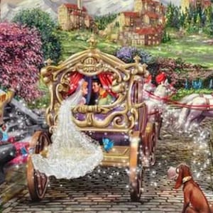 Puede incluir: Una pintura vibrante y detallada representa una escena de cuento de hadas con un carruaje tirado por caballos, un castillo y varios personajes. El carruaje es dorado y los caballos son blancos. El paisaje incluye un camino sinuoso, edificios y exuberantes jardines. Un perro está sentado en el camino adoquinado.