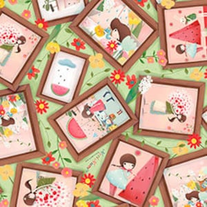 Op de afbeelding: Een herhalend patroon van kleurrijke illustraties in frames. Elk frame toont een meisje met bruin haar en een roze jurk. De frames zijn omgeven door groene bladeren en rode bloemen.