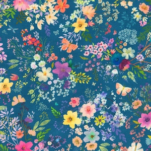 Peut inclure: Un fond bleu sarcelle avec un motif floral. Les fleurs sont dans des tons de rose, jaune, violet et blanc. Il y a aussi de petits papillons éparpillés dans tout le motif.