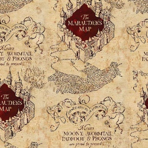 Op de afbeelding: Een kaart in vintage stijl met een perkamenten achtergrond en rode inkt. De kaart toont een gedetailleerde illustratie van een kasteel en de tekst "The Marauders Map".