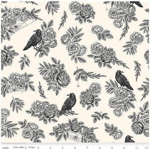Pode incluir: Tecido creme com um padrão repetido de rosas pretas, corvos, teias de aranha e folhagem. O design é uma ilustração detalhada em estilo vintage, ideal para projetos góticos ou com tema de Halloween. O tecido tem uma estética clássica e atemporal.