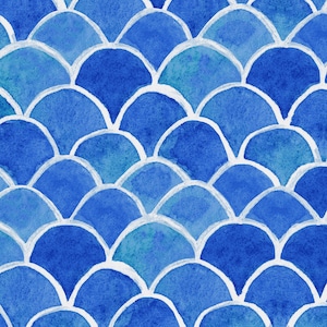 Op de afbeelding: Een naadloos patroon van blauwe aquarel schubben met witte contouren. De schubben zijn gerangschikt in een herhalend patroon, waardoor een textuur en organische uitstraling ontstaat.