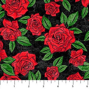 Könnte beinhalten: Stoff mit einem sich wiederholenden Muster aus roten Rosen mit schwarzen Umrissen und grünen Blättern auf einem dunkelgrauen Hintergrund. Die Rosen sind unterschiedlich groß und über den Stoff verteilt. Unten ist ein Lineal.