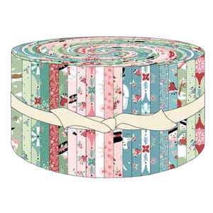 Op de afbeelding: Een opgerolde stoffen bundel met kerstthema patronen. De stoffen stroken zijn in tinten groen, roze en blauw, met feestelijke ontwerpen zoals sneeuwpoppen, herten en ornamenten. Een crèmekleurig lint wikkelt zich om de bundel.