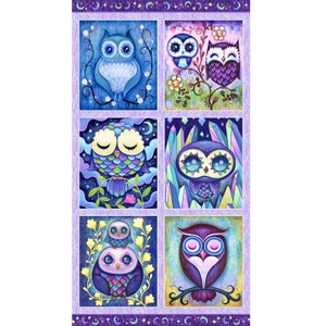 Peut inclure: Un tissu violet et bleu avec six motifs différents de hiboux. Chaque hibou a un schéma de couleurs et une expression différents. Les hiboux sont entourés d'étoiles, de fleurs et de cristaux.