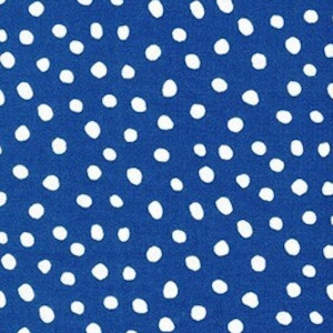 Op de afbeelding: Een blauwe achtergrond met witte stippen.