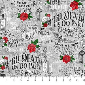 Peut inclure: Un tissu gris et blanc sur le thème gothique. Le motif comprend des crânes, des clés, des roses et des phrases comme « Till Death Us Do Part » et « Love Me Now and Leave Me Never ». Mesure en centimètres.
