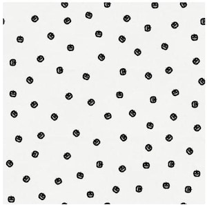 Könnte beinhalten: Weißer Stoff mit einem sich wiederholenden Muster aus schwarzen, handgezeichneten Smiley-Gesichtern. Das schlichte Design zeigt kleine, kreisförmige Gesichter mit gebogenen Lächeln und Punktaugen, was eine verspielte und skurrile Ästhetik erzeugt.