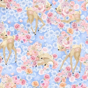 Pode incluir: Padrão repetitivo com criaturas semelhantes a veados adornadas com toucados florais, em um fundo de rosas pastel e estrelas dispersas. A paleta de cores inclui rosas, azuis e cremes suaves, criando um design caprichoso e delicado.